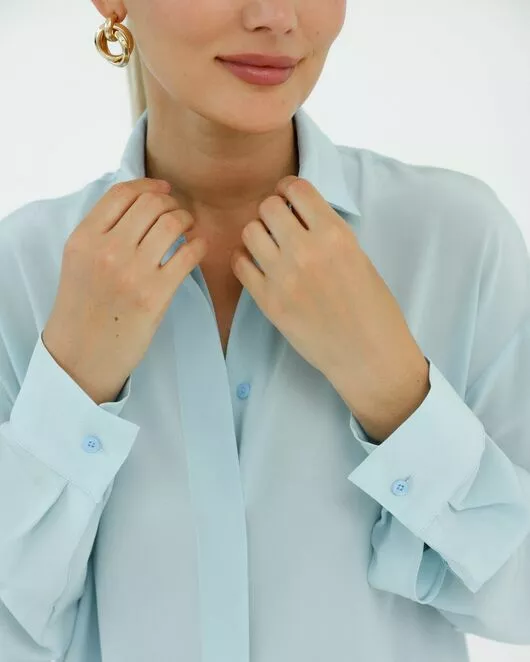 Рубашка шелковая голубая в прямом силуэте с универсальной манжетой 8938 от byME 