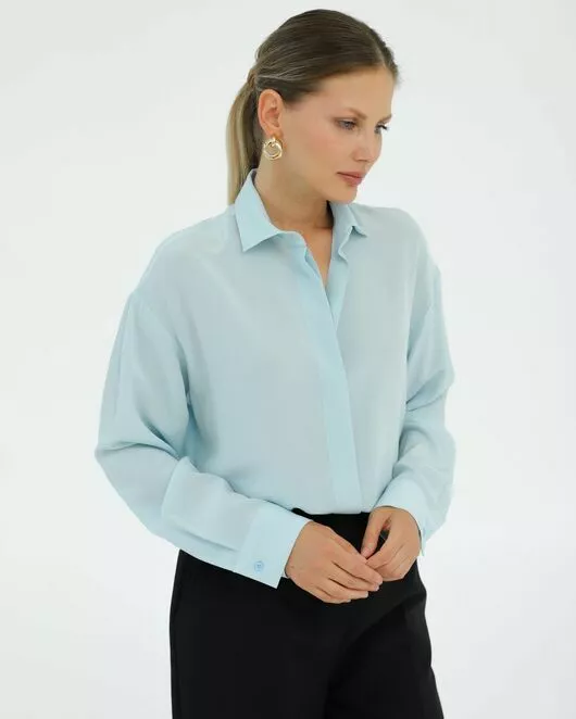 Рубашка шелковая голубая в прямом силуэте с универсальной манжетой 8938 от byME 