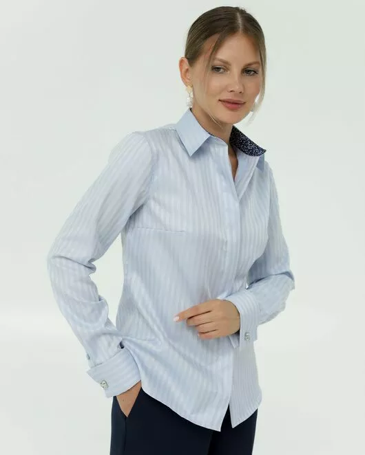 Женская рубашка из хлопка под запонки голубая с отделкой 8842 от byME 
