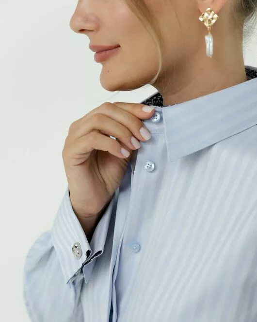 Женская рубашка из хлопка под запонки голубая с отделкой 8842 от byME 