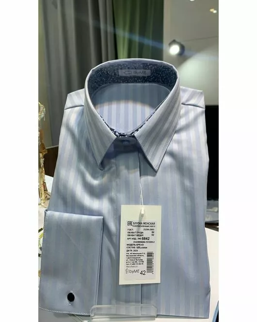 Женская рубашка из хлопка под запонки голубая с отделкой 8842 от byME 