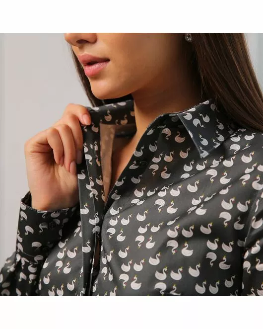 Женская рубашка под пуговицы принт лебеди на сером  фоне - 7749 от DoubleCuff 