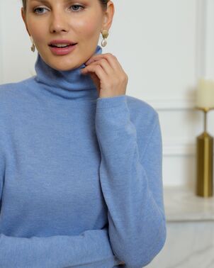Водолазка из шерсти мериноса тонкой вязки голубая от byME 