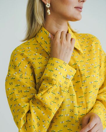 Женская рубашка из крапивы с универсальным манжетом стрекозы на жёлтом фоне - 8543 от ByME 