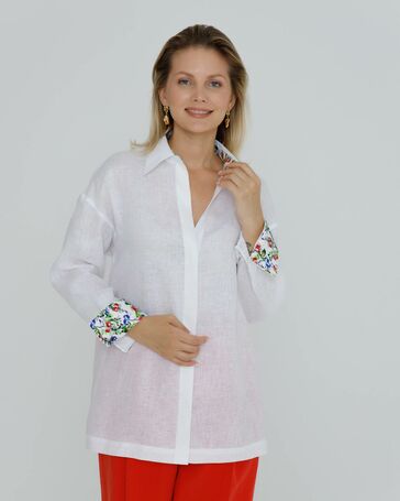 Рубашка женская в белом цвете ,в прямом силуэте с универсальной манжетой - 8579 от ByME 