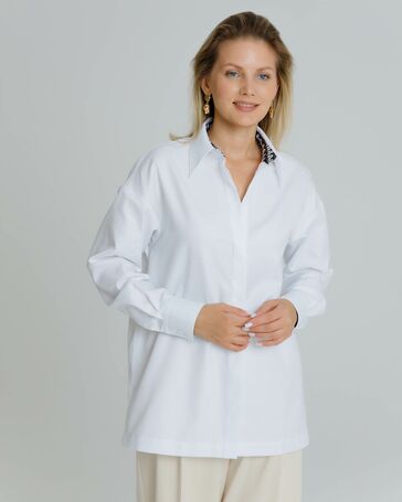 Рубашка женская в белом цвете с отделкой, в прямом силуэте с универсальной манжетой  - 8581 от byME 