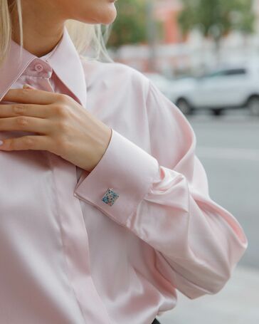 Женская блуза из шёлка в пудровом цвете с универсальной манжетой 8629 от ByME 