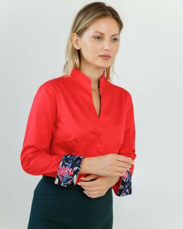 Женская рубашка под пуговицы воротник стойка красная с отделкой цветы протеи - 8613 от byME 