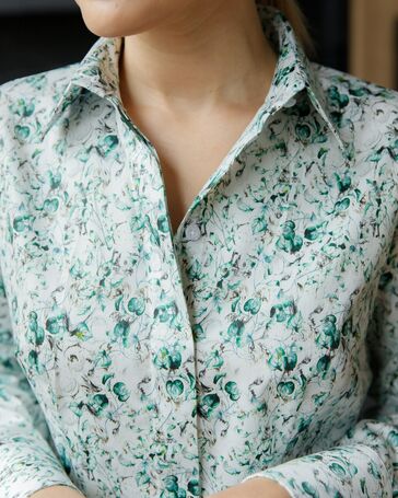 Женская рубашка-8687 в полуприталенном силуэте принт цветы под пуговицы от byME 