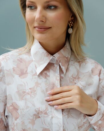 Женская рубашка в полуприталенном силуэте принт цветы с универсальной манжетой от byME 