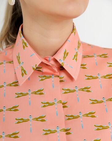 Женская рубашка из хлопка с принтом стрекозы на персиковом фоне -8728 от byME 