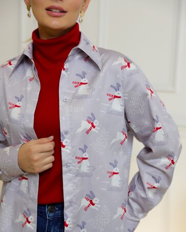 Женская рубашка из хлопка с универсальной манжетой с принтом зайцы на сером фоне -8733 от byME 