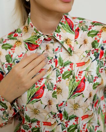 Женская рубашка из хлопка с универсальной манжетой и принтом снегири в цветах - 8734 от byME 