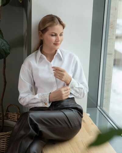 Женская рубашка полуприталенная белая - 8232 от byME 