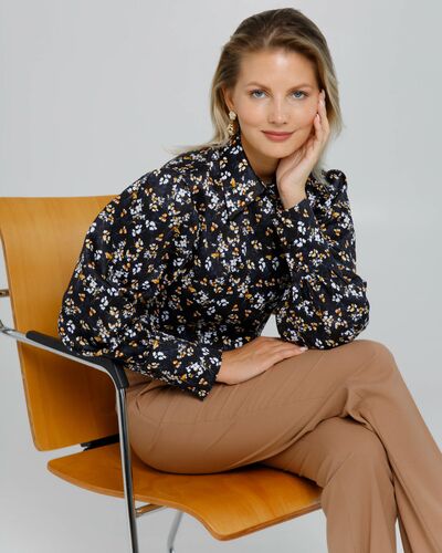 Женская рубашка с пышным рукавом с супатной застёжкой в чёрном цвете с цветами  - 8637 от byME 