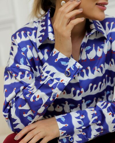 Женская рубашка из хлопка с принтом гуси на синем фоне - 8729 от byME 