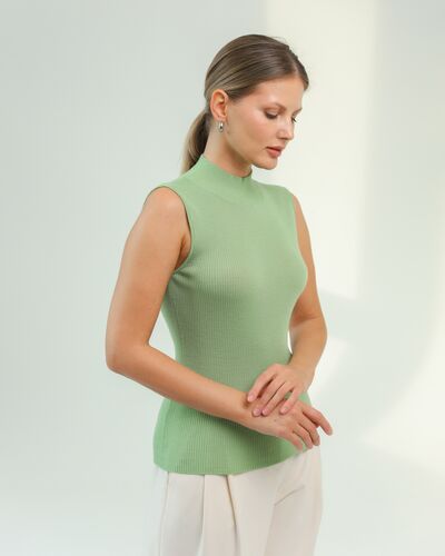 Топ из шерсти мериноса тонкой вязки и шелка Mulberry зеленый-02B2430-verdancy от ByME 