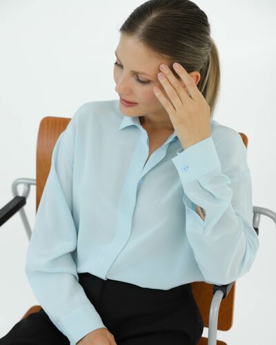 Рубашка шелковая голубая в прямом силуэте с универсальной манжетой 8938 от byME 