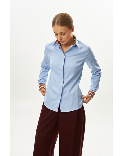 Женская рубашка из хлопка полуприталенная голубая с отделкой-9062 от byME 