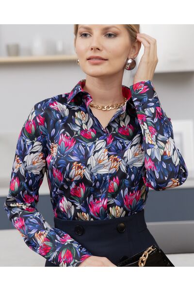 Женская рубашка из хлопка под пуговицы с супатной застежкой полуприталенная с отделкой цветы - 8144 от byME 