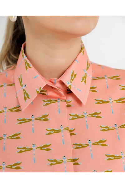 Женская рубашка из хлопка с принтом стрекозы на персиковом фоне -8728 от byME 