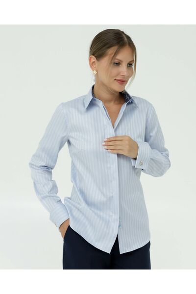 Женская рубашка из хлопка под запонки голубая с отделкой 8842 от byME 