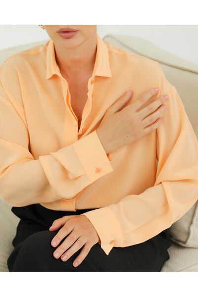 Рубашка шелковая персиковая в прямом силуэте с универсальной манжетой  8939 от byME 