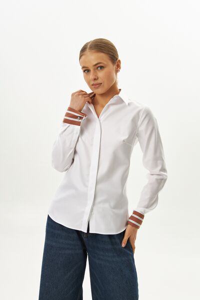 Женская рубашка из хлопка полуприталенная белая с отделкой-9064 от byME 