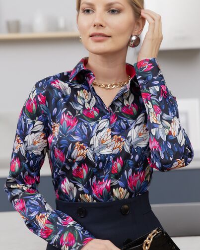 Женская рубашка из хлопка под пуговицы с супатной застежкой полуприталенная с отделкой цветы - 8144 от byME 