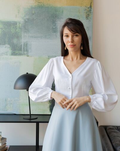 Женская блузка с объемным рукавом и V-образным вырезом белая - 8239 от byME 