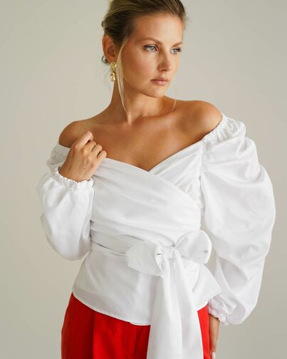 Женская рубашка на запах белая из хлопка сатинового плетения  8551 от byME 