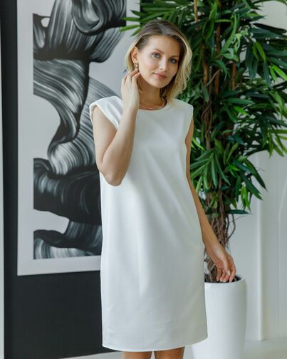 Атласное платье с акцентными плечами от byME 