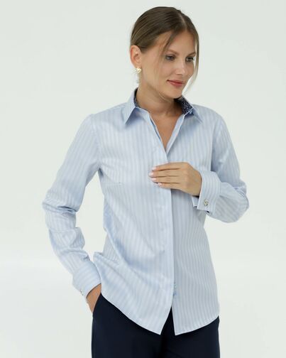 Женская рубашка из хлопка под запонки голубая с отделкой 8842 от byME 