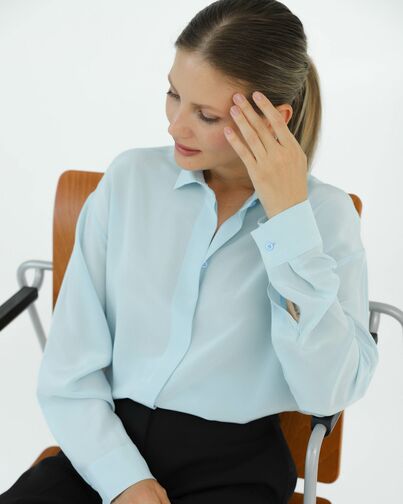 Рубашка шелковая голубая в прямом силуэте с универсальной манжетой 8938 от byME 