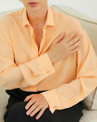 Рубашка шелковая персиковая в прямом силуэте с универсальной манжетой  8939 от byME 