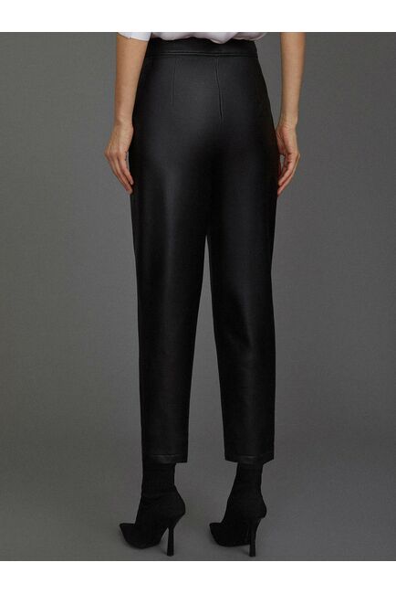 Брюки женские из экокожи с защипами от byME 