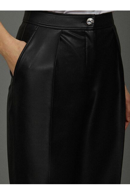 Брюки женские из экокожи с защипами от byME 