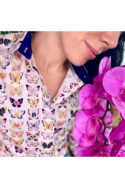 Женская рубашка  принт - бабочки, под пуговицы с супатной застежкой полуприталенная - 7813 от DoubleCuff 