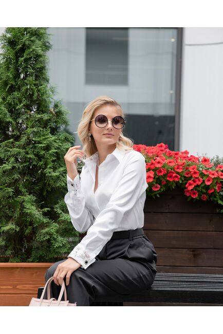 Женская полуприталенная рубашка под запонку белая с отделкой  - 8050 от byME 