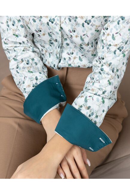 Женская рубашка под пуговицы с супатной застежкой полуприталенная с отделкой зел.листики-8085 от byME 