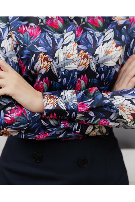 Женская рубашка из хлопка под пуговицы с супатной застежкой полуприталенная с отделкой цветы - 8144 от byME 