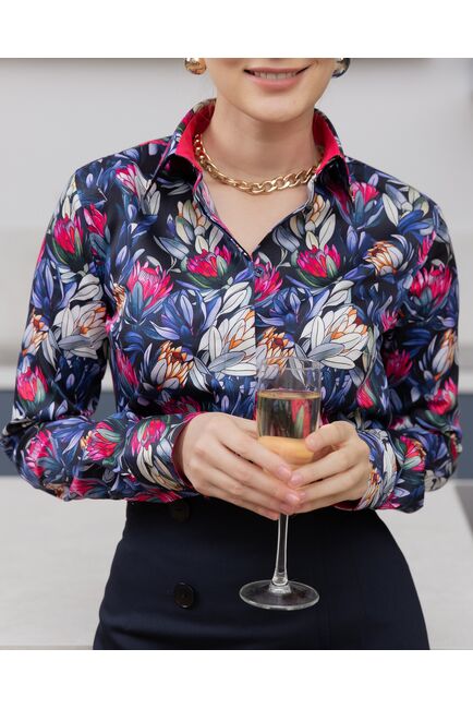 Женская рубашка из хлопка под пуговицы с супатной застежкой полуприталенная с отделкой цветы - 8144 от byME 