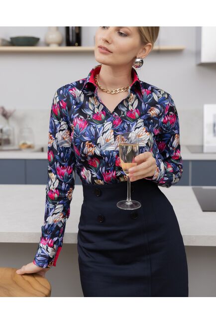 Женская рубашка из хлопка под пуговицы с супатной застежкой полуприталенная с отделкой цветы - 8144 от byME 