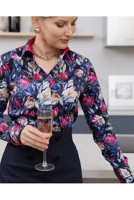 Женская рубашка из хлопка под пуговицы с супатной застежкой полуприталенная с отделкой цветы - 8144 от byME 