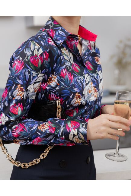 Женская рубашка из хлопка под пуговицы с супатной застежкой полуприталенная с отделкой цветы - 8144 от byME 