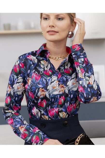 Женская рубашка из хлопка под пуговицы с супатной застежкой полуприталенная с отделкой цветы - 8144 от byME 