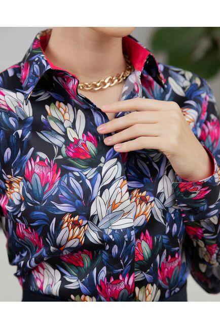 Женская рубашка из хлопка под пуговицы с супатной застежкой полуприталенная с отделкой цветы - 8144 от byME 