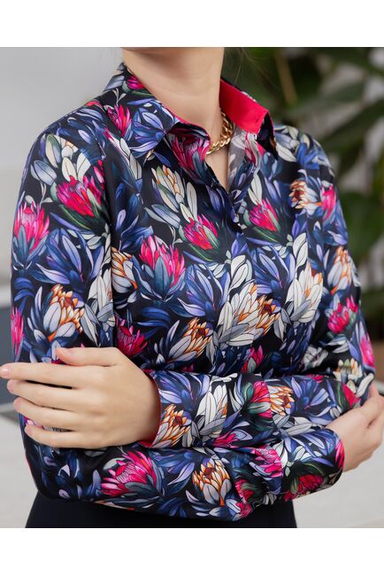 Женская рубашка из хлопка под пуговицы с супатной застежкой полуприталенная с отделкой цветы - 8144 от byME 