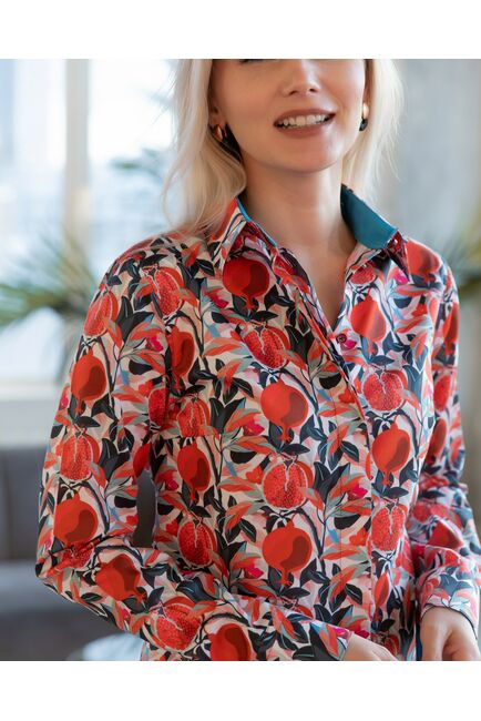 Женская рубашка под пуговицы с супатной застежкой полуприталенная с отделкой принт гранат - 8086 от byME 