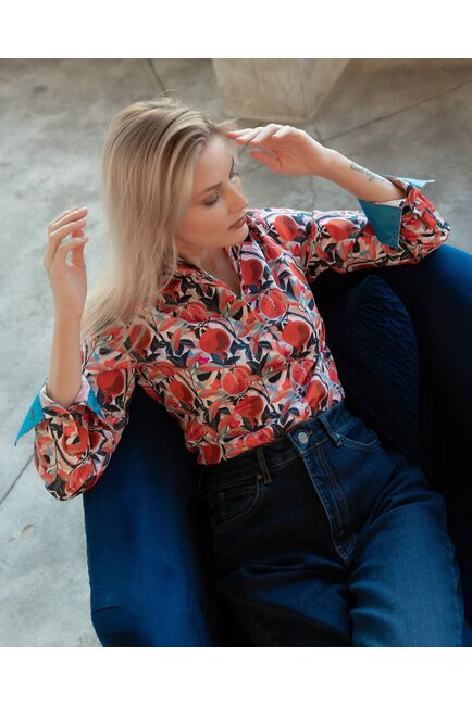 Женская рубашка под пуговицы с супатной застежкой полуприталенная с отделкой принт гранат - 8086 от byME 